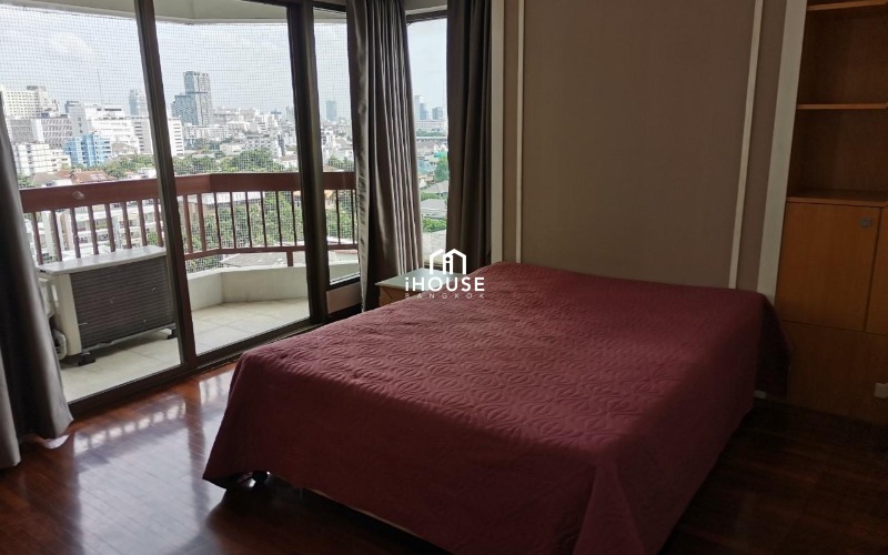 Baan Phaholyothin Place